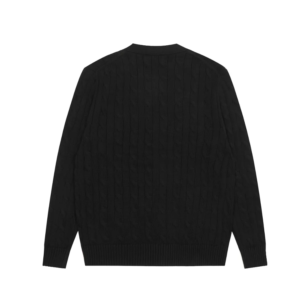P270 Top quality" Style number: DS013# [Ralph Lauren V-neck solid color pony embroidered logo twist knitted cardigan] ✅Ralph Lauren classic basic versatile all-season couple knitted cardigan jacket ✅Main supplier platform live broadcast Wholesale entities will be replenished if out of stock, will not be removed from the shelves ✅ZP quality 1:1 version Scan the code to enter the GF website Counter quality ✅Detailed quality The only one in Guangzhou Imported quality cotton yarn, focusing on high-end Needless to say, cost-effective and good quality. ✅The version is restored to the original size. The maximum size can be worn up to 200 pounds. Loose, comfortable and stress-free. ✅The upper body is simple and easy to match. A must-have for ootd. Good-looking clothes are never picky. A must-have for men and women with the same style. Recommended for couples. Size: S-XL. Color: black, navy, off-white, gray, light blue, khaki.